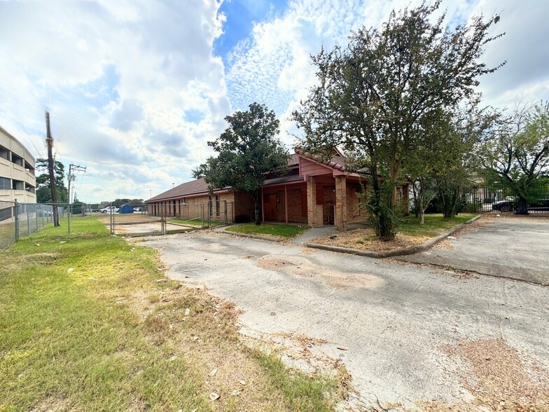 807 Peakwood Dr, Houston, TX for sale - Building Photo - Image 2 of 13