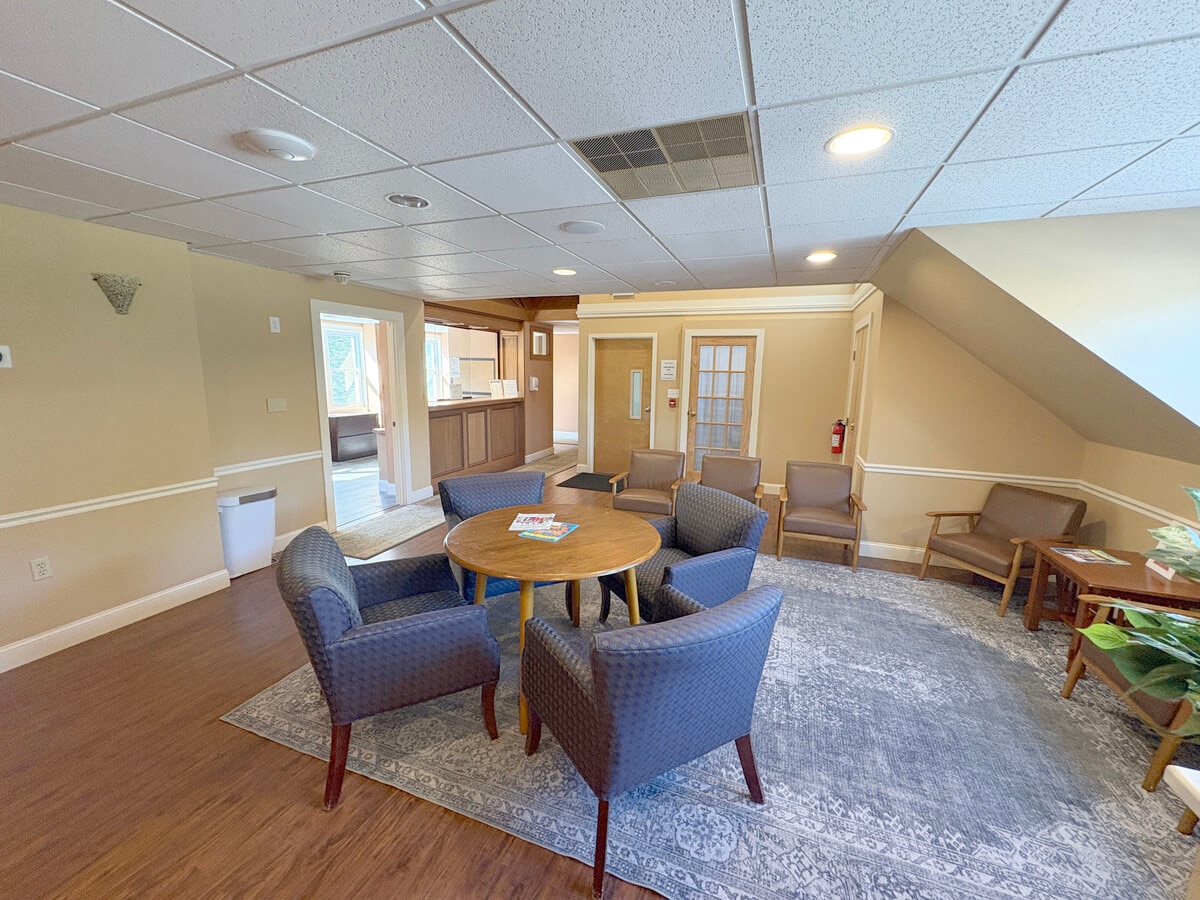 535 Ocean Ave, Portland, ME 04103 - Unit 4 - - Interior Photo - Image 2 of 4