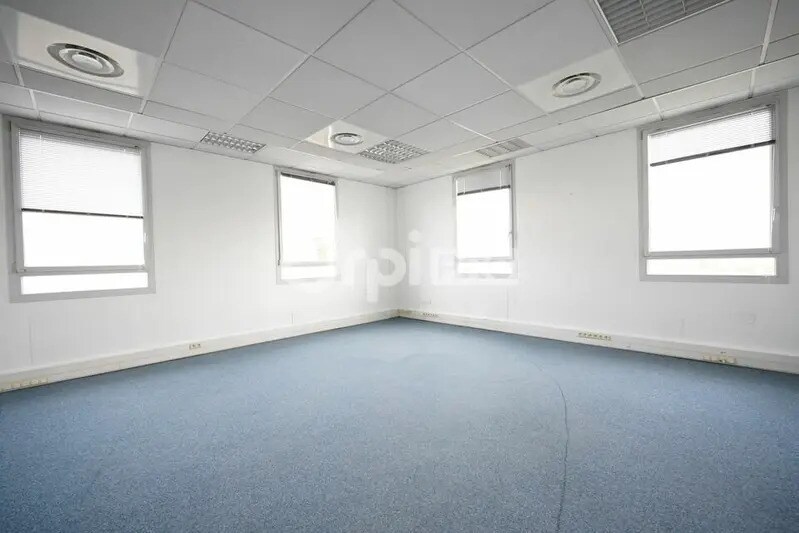 Office in Bron for lease - Interior Photo - Image 3 of 7