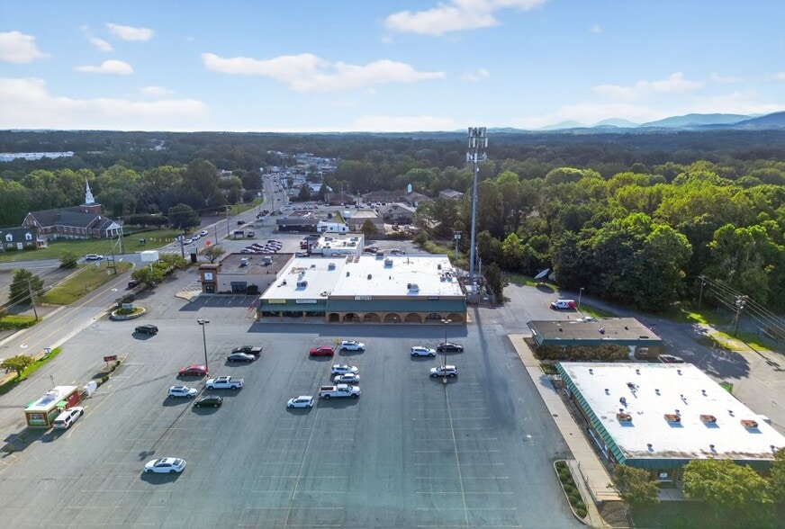 2826-2842 Linkhorne dr, Lynchburg, VA for sale - Building Photo - Image 2 of 7