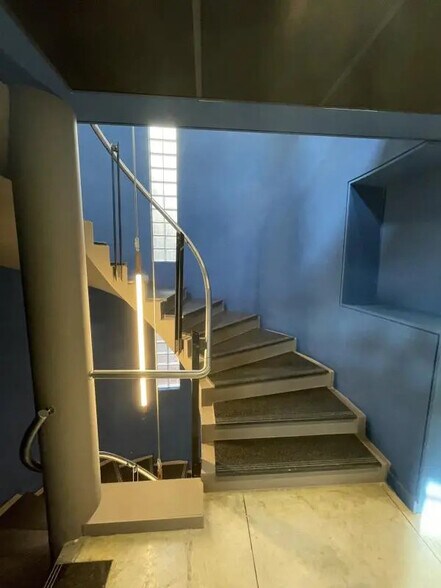 Office in Marseille for lease - Interior Photo - Image 2 of 12