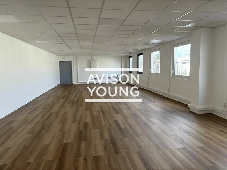 Flex in Gennevilliers for lease - Interior Photo - Image 3 of 4