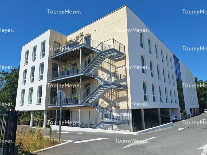 Office in Le Haillan for lease - Building Photo - Image 2 of 7