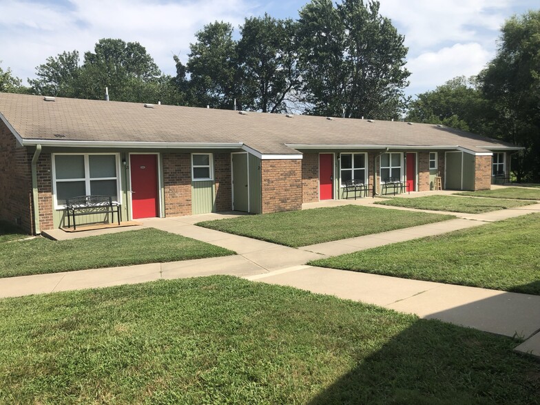 504 E Chellis St, Yates Center, KS for sale - Building Photo - Image 1 of 1