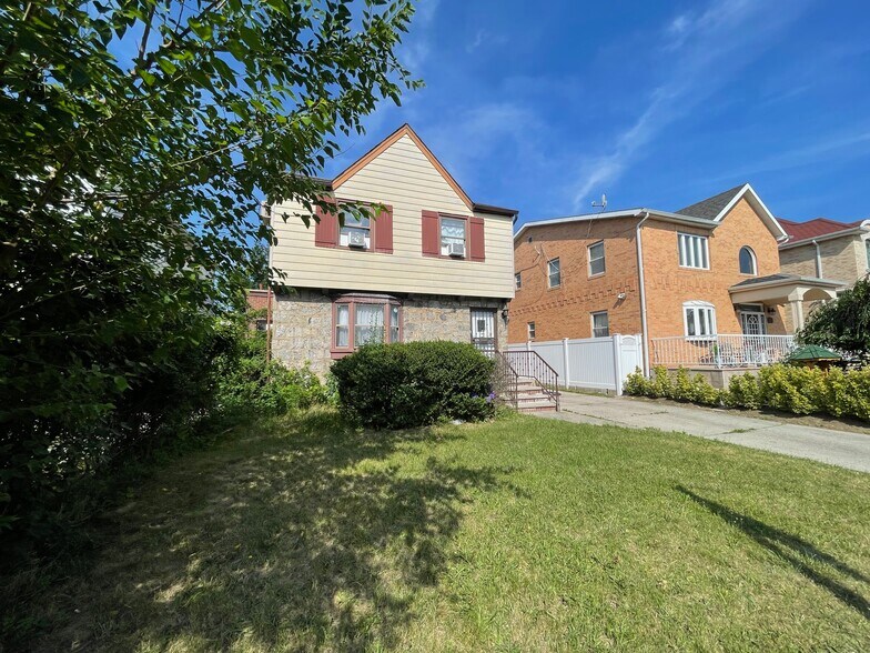 75-84 180 St, Fresh Meadows, NY à vendre - Photo du bâtiment - Image 3 de 5