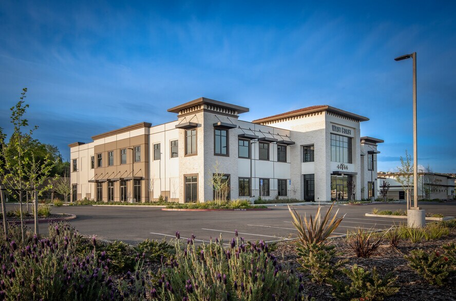 8105 Saratoga Way, El Dorado Hills, CA à louer - Photo du bâtiment - Image 2 de 18