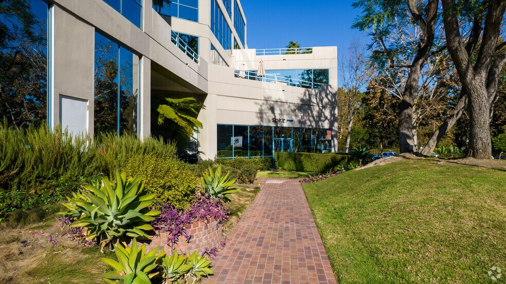 12711 Ventura Blvd, Studio City, CA à louer - Photo du bâtiment - Image 3 de 5