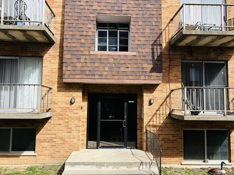 5617 Cheviot Rd, Cincinnati, OH à vendre - Photo du bâtiment - Image 3 de 9