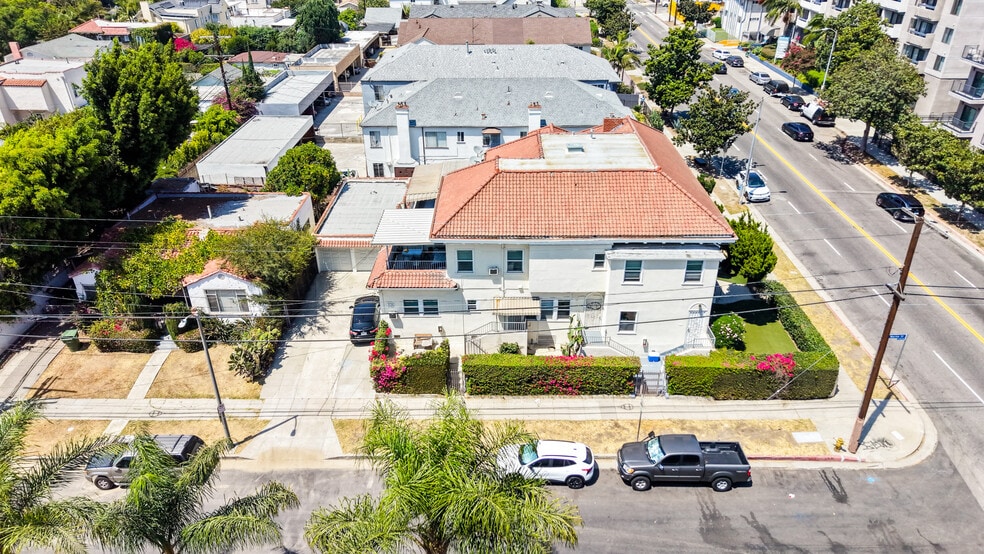 939 S Wilton Pl, Los Angeles, CA à vendre - Photo du bâtiment - Image 2 de 33