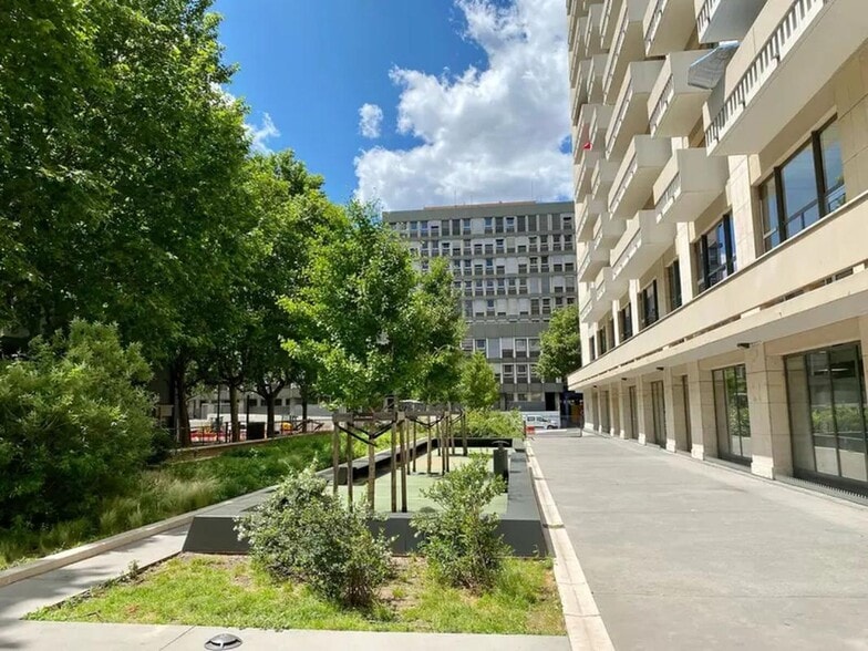 10 Rue Des Cuirassiers, Lyon à louer - Photo du bâtiment - Image 3 de 10