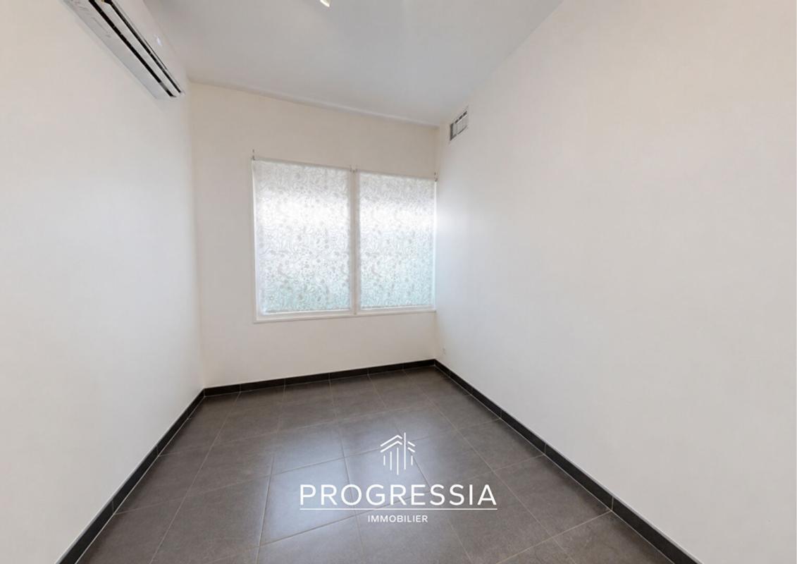 Retail in Le Havre for lease Interior Photo- Image 1 of 3