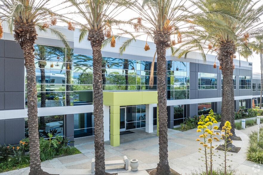 25361 Commercentre Dr, Lake Forest, CA for lease - Building Photo - Image 3 of 29