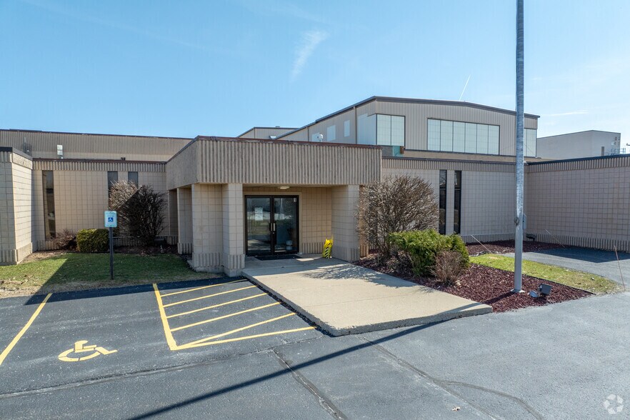 7300 S 10th St, Oak Creek, WI à louer - Photo du bâtiment - Image 2 de 5