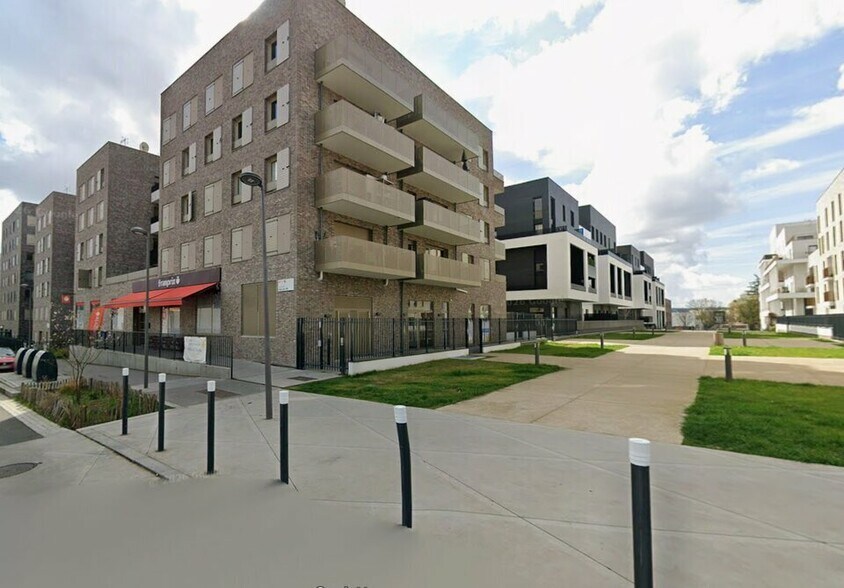 Retail in Cergy for lease - Building Photo - Image 3 of 4