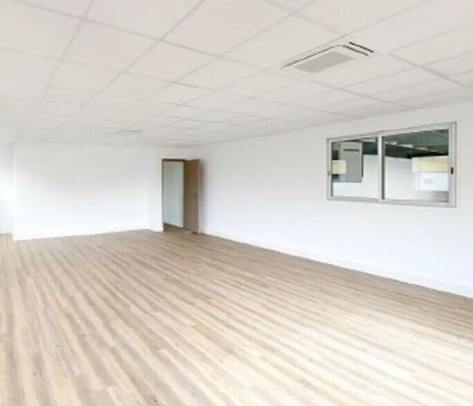 Flex in Cergy for sale - Building Photo - Image 3 of 6