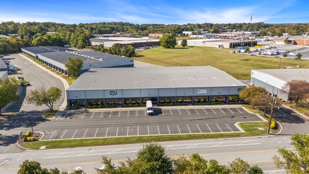 101 Creek Ridge Rd, Greensboro, NC for lease - Building Photo - Image 3 of 15