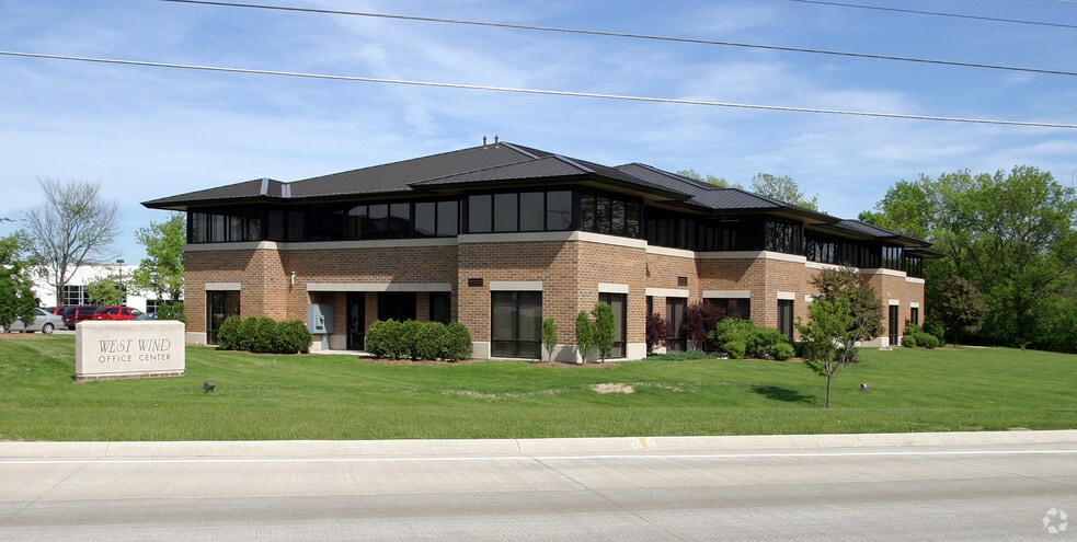 N27W23953 Paul Rd, Pewaukee, WI for lease - Building Photo - Image 1 of 4