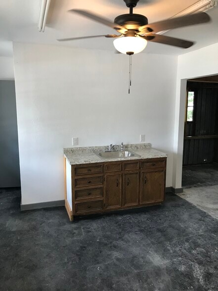 6516 Shirley Ave, Austin, TX for lease - Interior Photo - Image 2 of 7