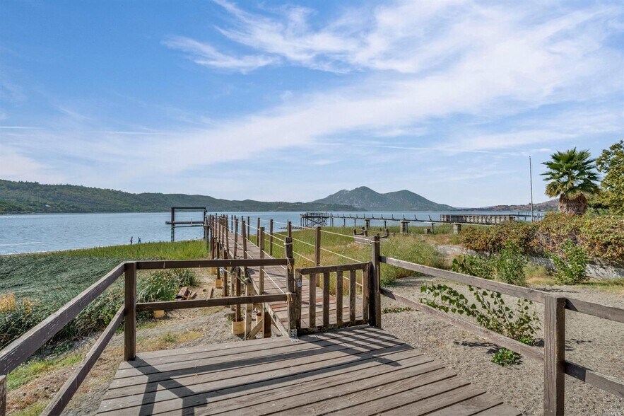 14097 Lakeshore Dr, Clearlake, CA à vendre - Photo du bâtiment - Image 2 de 24