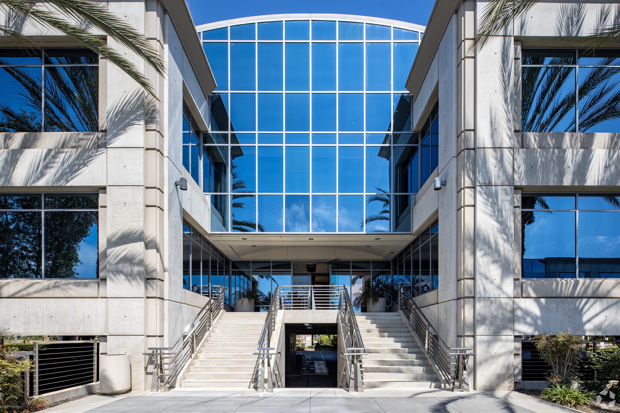 20411 SW Birch St, Newport Beach, CA à louer Photo du bâtiment- Image 1 de 5