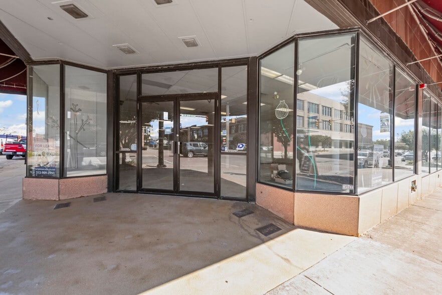 240 Huron Ave, Port Huron, MI for lease - Building Photo - Image 3 of 21