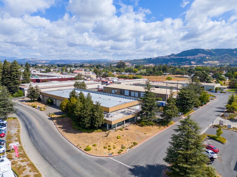 285 Sutton Pl, Santa Rosa, CA à louer - Photo du bâtiment - Image 2 de 5