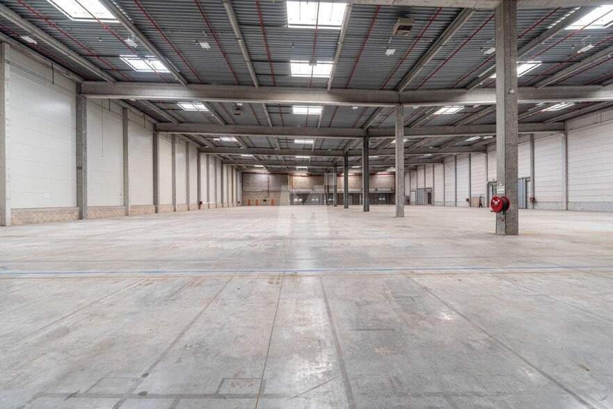 Industrial in Combs-la-Ville for lease - Building Photo - Image 1 of 14