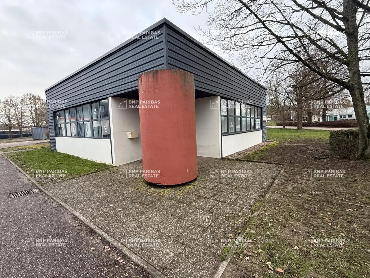 Flex in Metz for lease Primary Photo- Image 1 of 10