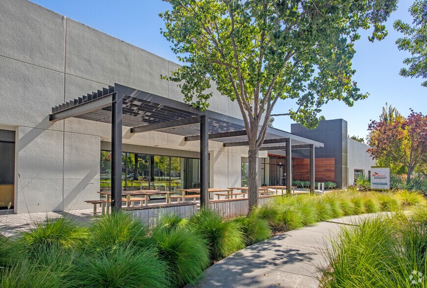 4101-4151 Burton Dr, Santa Clara, CA à louer - Photo du bâtiment - Image 3 de 6