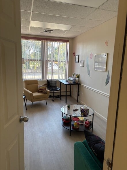 142 Mineola Ave, Roslyn Heights, NY for sale - Building Photo - Image 3 of 4