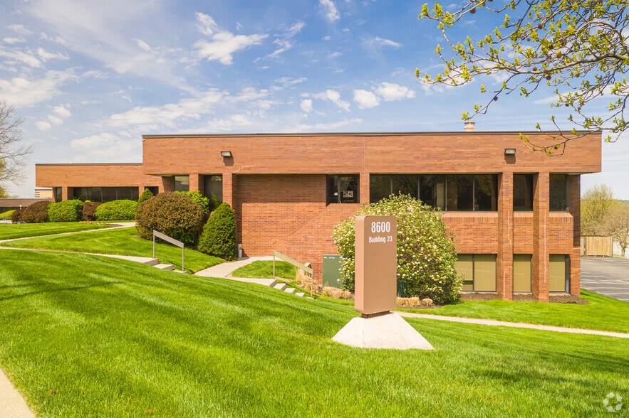 8600 W 110th St, Overland Park, KS for lease - Primary Photo - Image 1 of 8