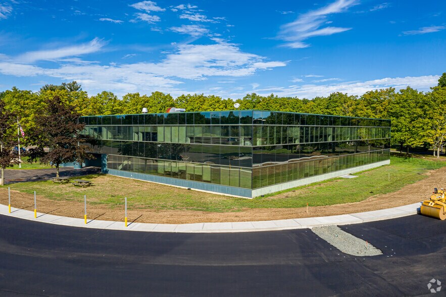 10 Griffin Rd N, Windsor, CT à louer - Photo du bâtiment - Image 1 de 4