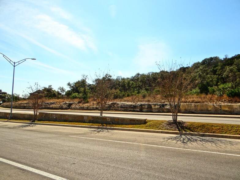 Cresta Bella & Camp Bullis, San Antonio, TX à vendre - Photo du bâtiment - Image 1 de 8