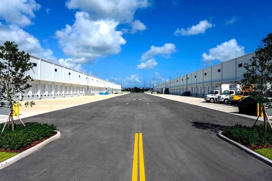 2700 Bridge Way, Davie, FL à louer - Photo du bâtiment - Image 2 de 9