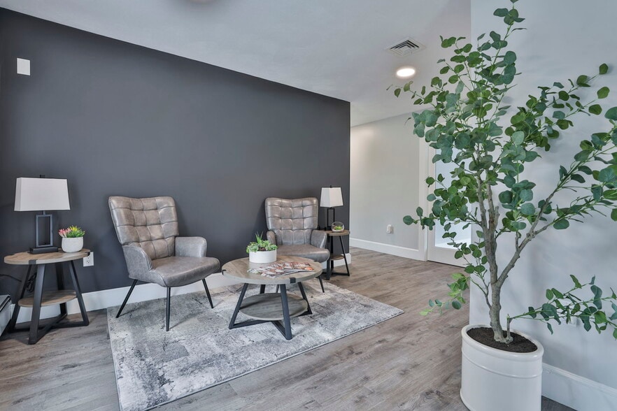 7 Elm St, Boxford, MA for lease - Lobby - Image 3 of 11
