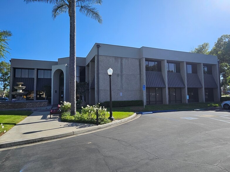 1717-1745 W Orangewood Ave, Orange, CA à vendre - Photo du bâtiment - Image 3 de 5