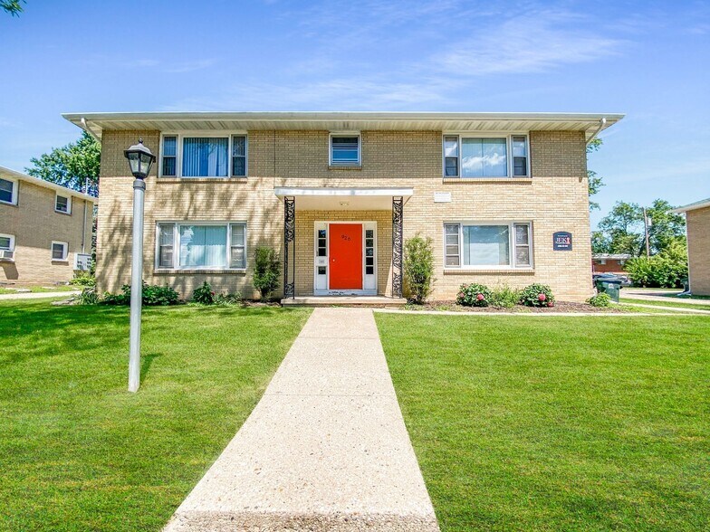 Badger Apartments | 38U in Madison, WI portfolio of 7 properties for sale on LoopNet.ca - Building Photo - Image 2 of 23