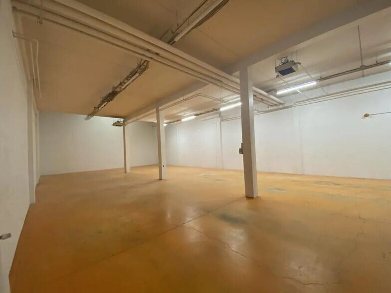 Office in Gennevilliers for lease - Interior Photo - Image 2 of 7