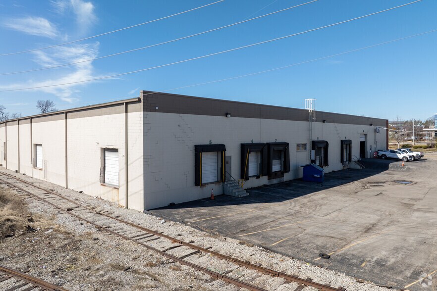 2392 Grissom Dr, Saint Louis, MO for lease - Building Photo - Image 2 of 4