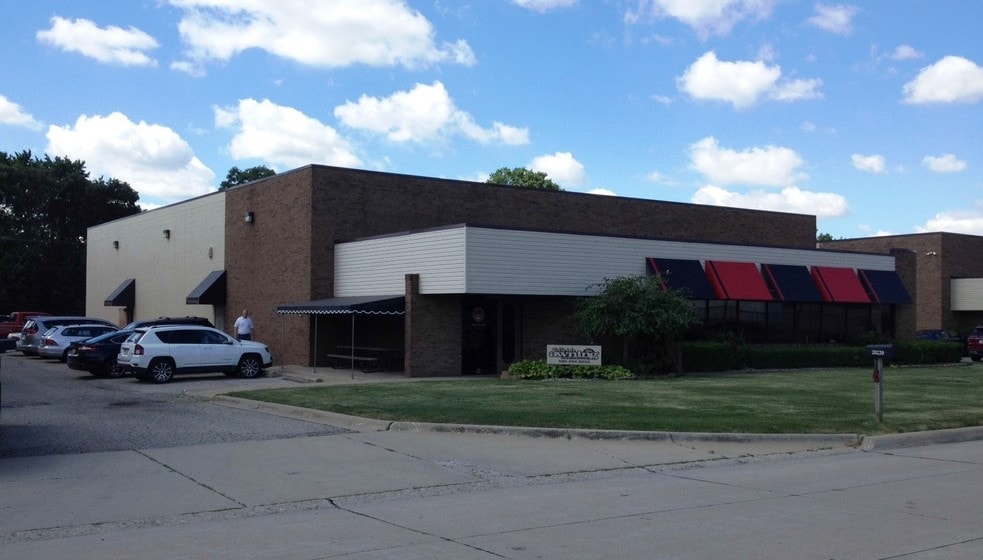 20220 Cornillie Dr, Roseville, MI for lease - Primary Photo - Image 1 of 5