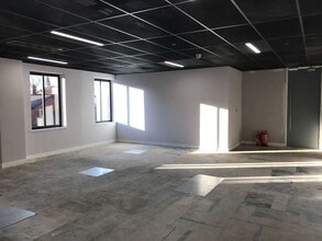 Dumfries Pl, Cardiff for lease Interior Photo- Image 1 of 2