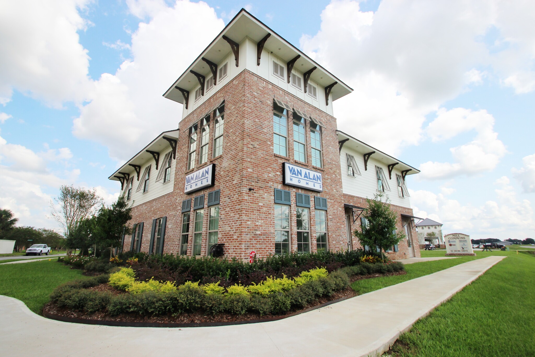 511 Shore Dr, Youngsville, LA for lease Primary Photo- Image 1 of 5