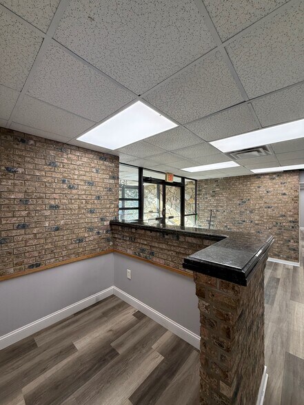 35 Carlough Rd, Bohemia, NY à louer - Photo du bâtiment - Image 2 de 15