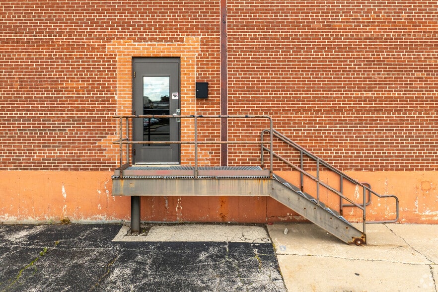 929 Cedar St, Green Bay, WI for lease - Building Photo - Image 2 of 7