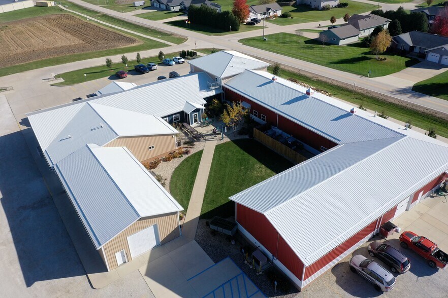 101 Huber Dr, Calmar, IA à vendre - Aérien - Image 3 de 4