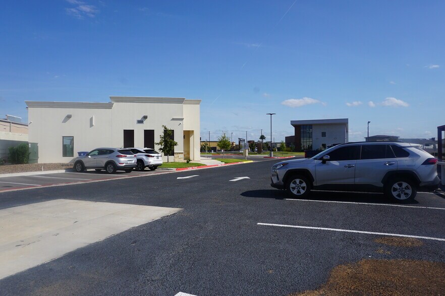 7616 Rocio Dr, Laredo, TX à louer - Photo du bâtiment - Image 3 de 11