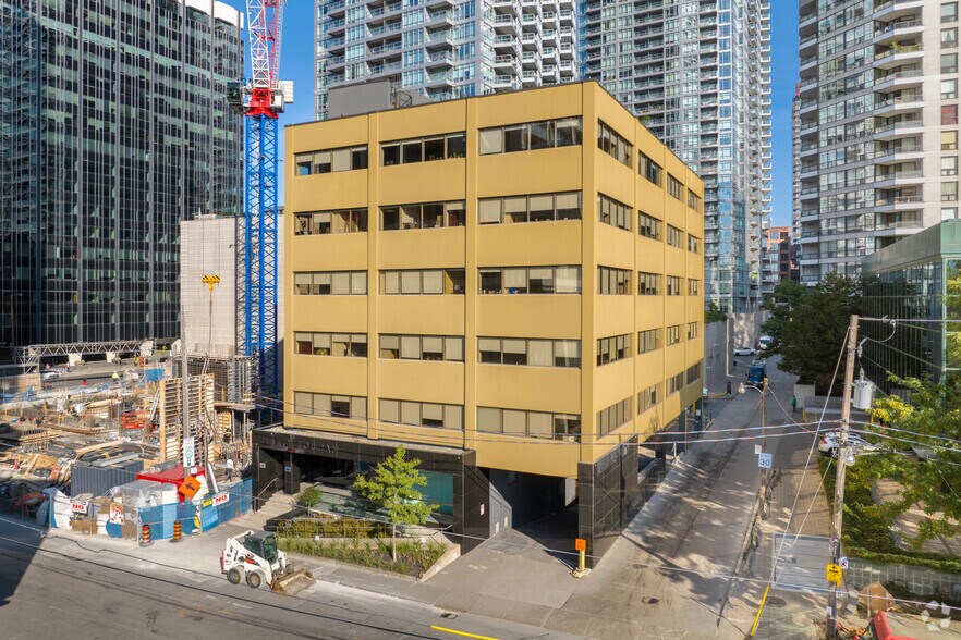 30 Soudan Ave, Toronto, ON à vendre - Photo principale - Image 1 de 1