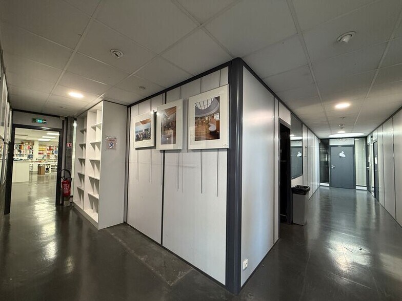 Flex in Mérignac for lease - Interior Photo - Image 3 of 4