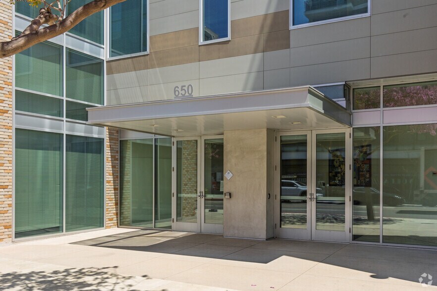 650 Pine Ave, Long Beach, CA à vendre - Photo du bâtiment - Image 3 de 5