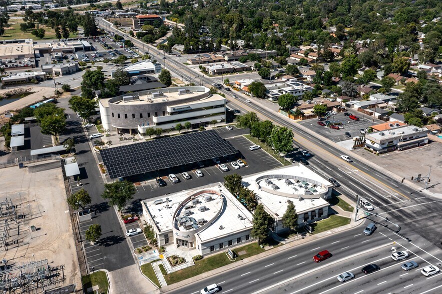 3300 Truxtun Ave, Bakersfield, CA à louer - Photo du bâtiment - Image 2 de 13